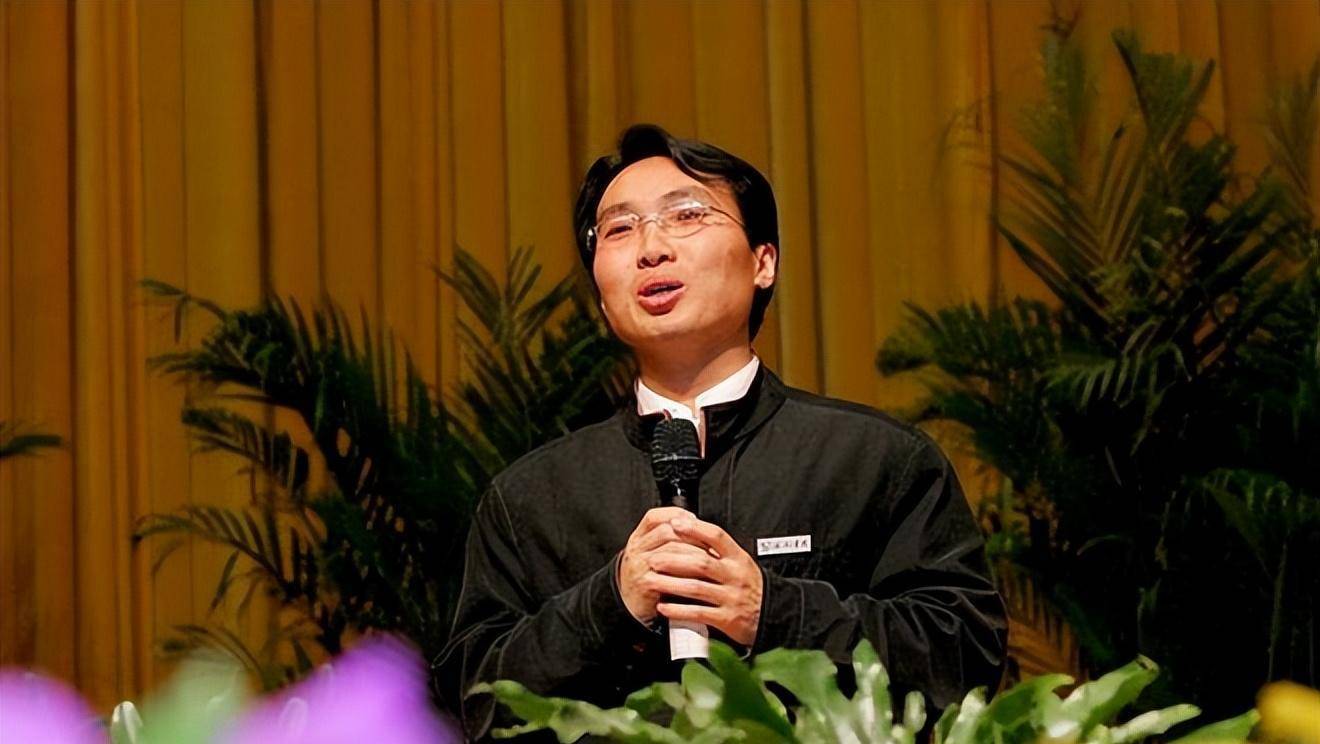 带弃婴妹妹上大学,荣获感动中国人物的洪战辉,如今已经是校长_父亲