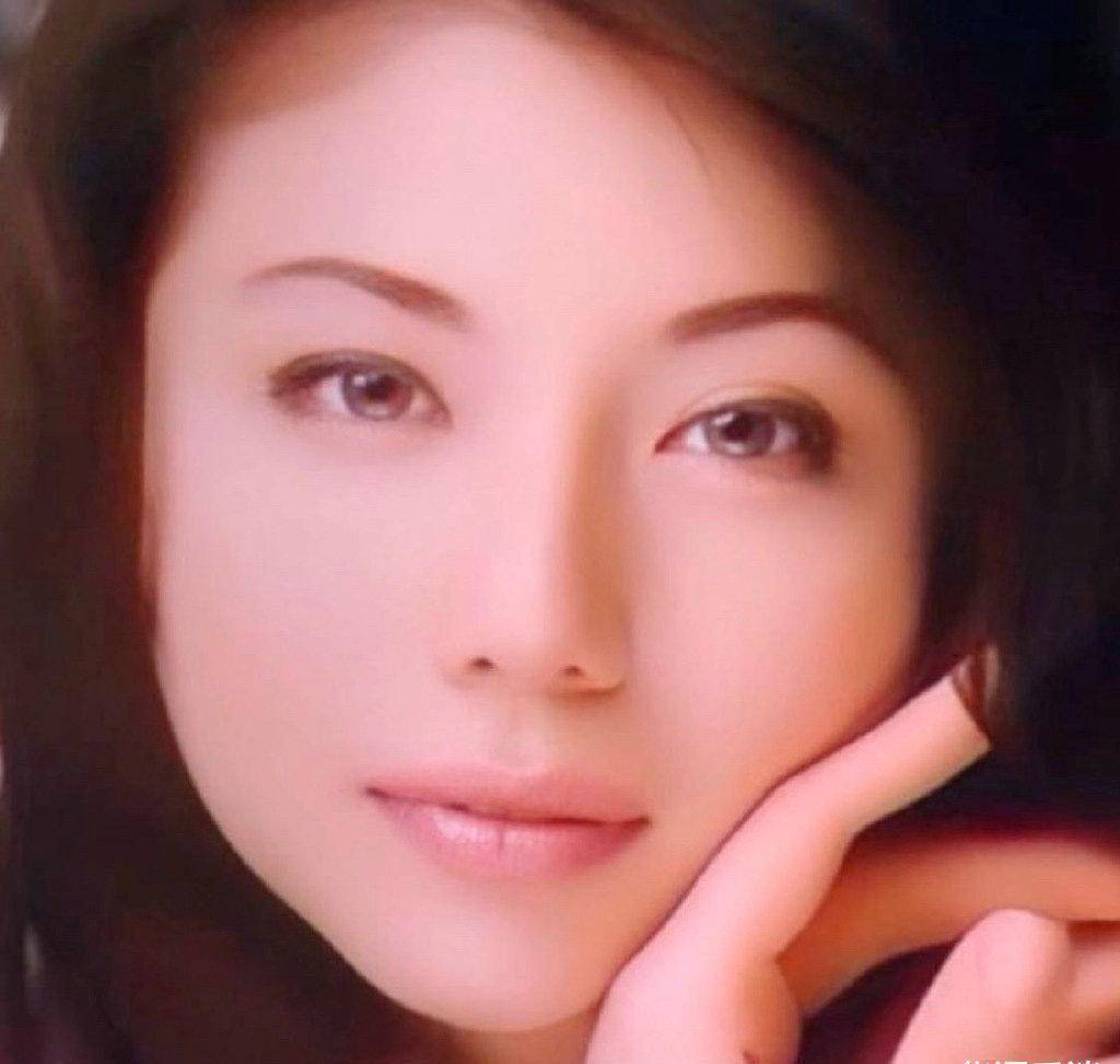 与黄家驹"曾经拥有"的她,当年被黄家强怒斥,现又遭网友驱赶