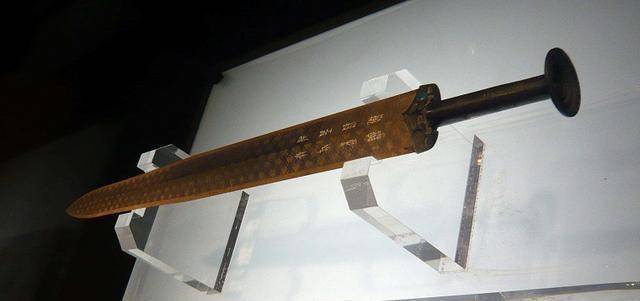 越王勾践剑出土后被新加坡借去展览,归还时却出现了一条明显裂痕_兵器