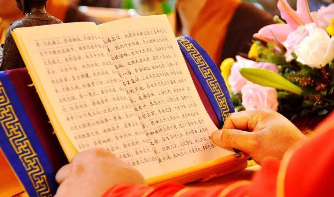 福建一和尚敛财千万,白天诵经晚上哄骗尼姑,香客:他又色又贪_寺庙_刘