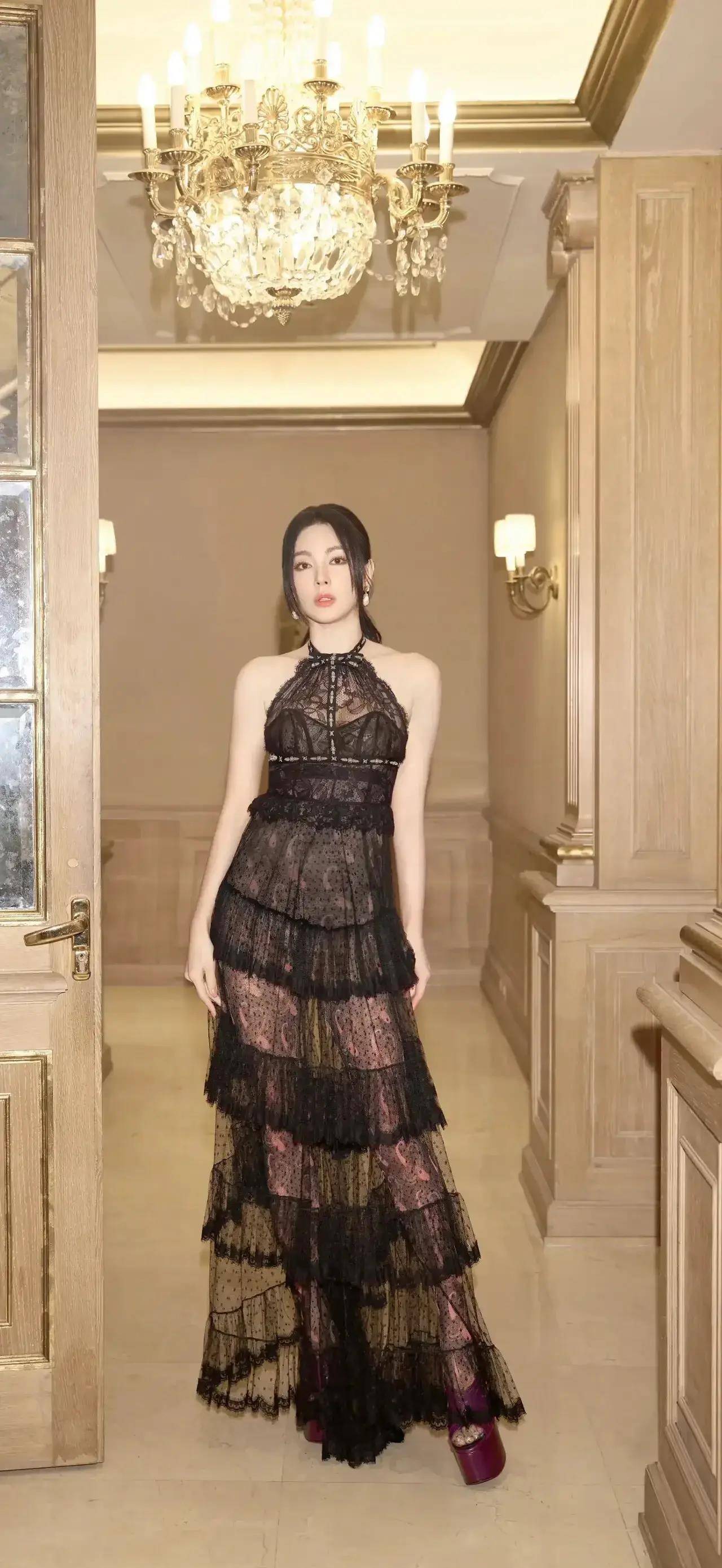 张雨绮身穿黑色透视蕾丝裙出席米兰时装秀引发热议,秀出好身材