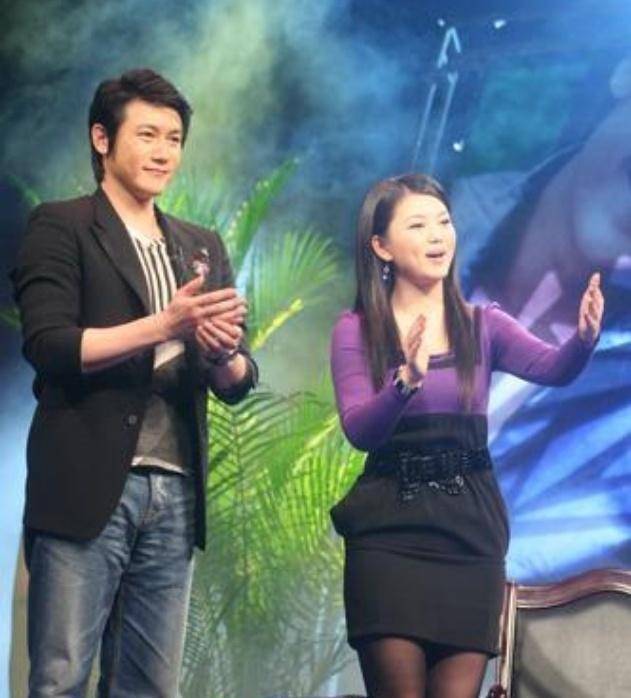 增肥后李湘重拾女神风采,黑丝袜迷你裙风格依旧!_时尚_衣服_女孩