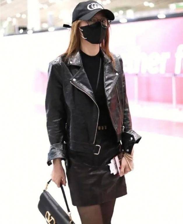 秦岚的心胸更加开阔了,黑色鞋子搭配皮裙,尽显成熟女人之美!