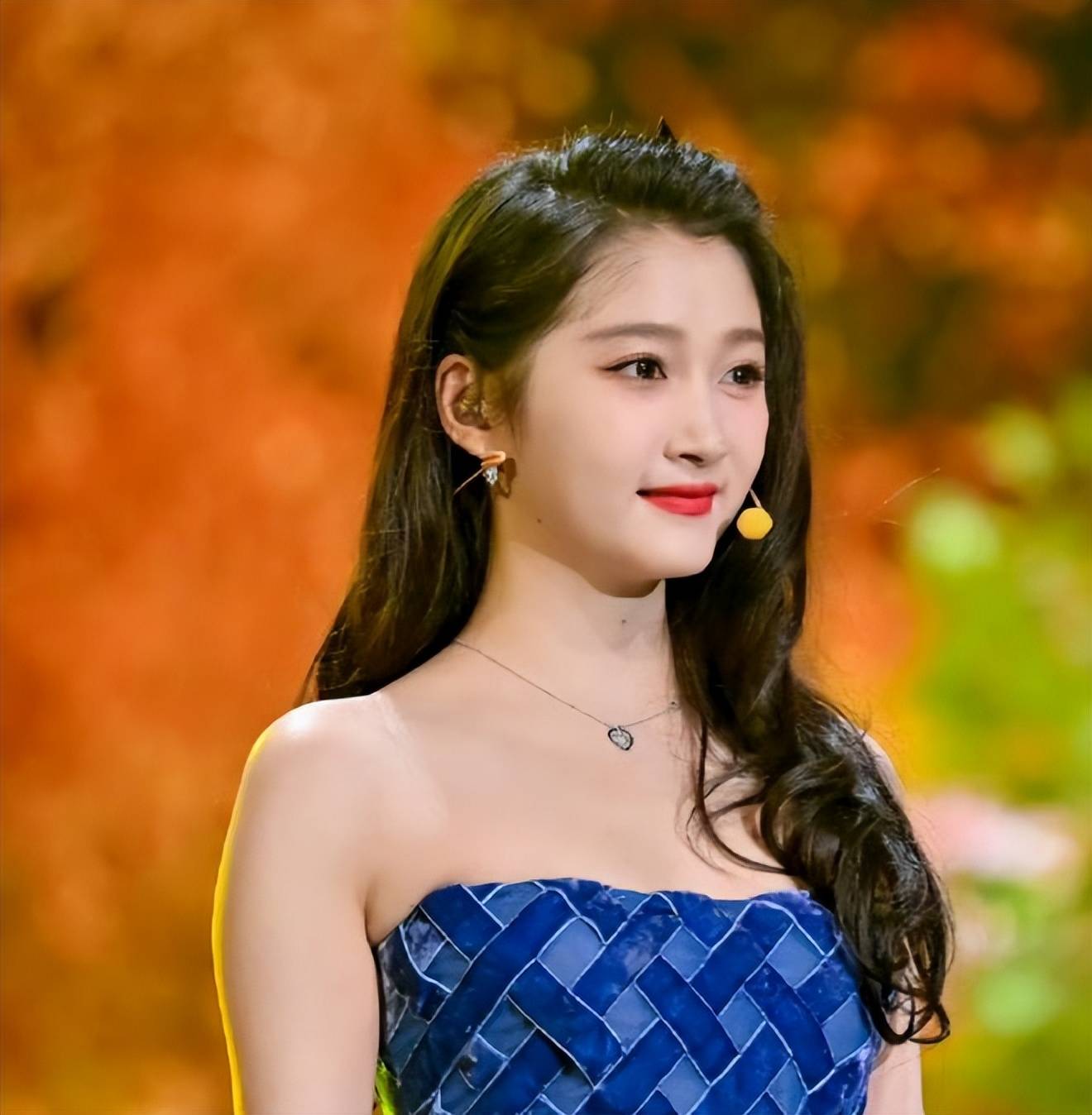 关晓彤与古力娜扎同台比美,蓝色抹胸裙vs白色紧身裙,谁更胜一筹_明星