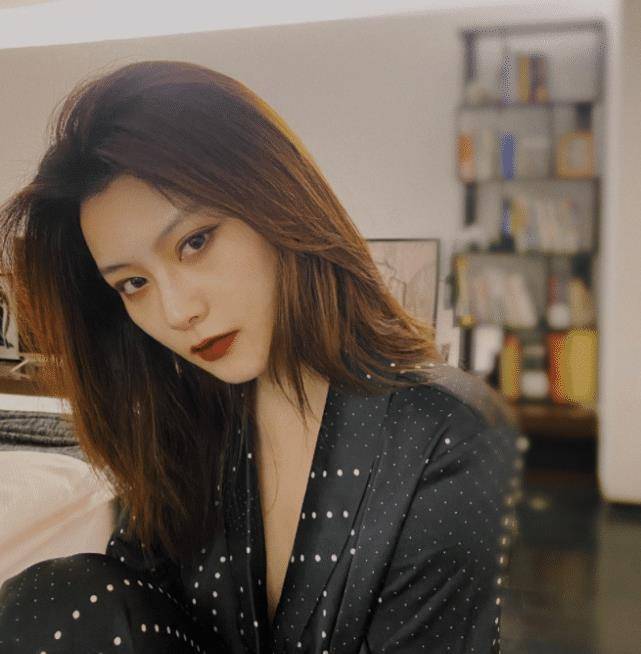 她是《唐探2》里的顶级女黑客kiko,如今剪成短发后,美炸了_电影