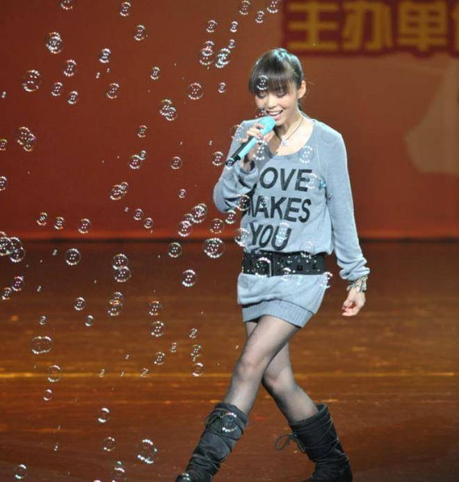 张靓颖完全打破俗套,穿着黑丝袜和灰色运动衫变身邻家女孩!