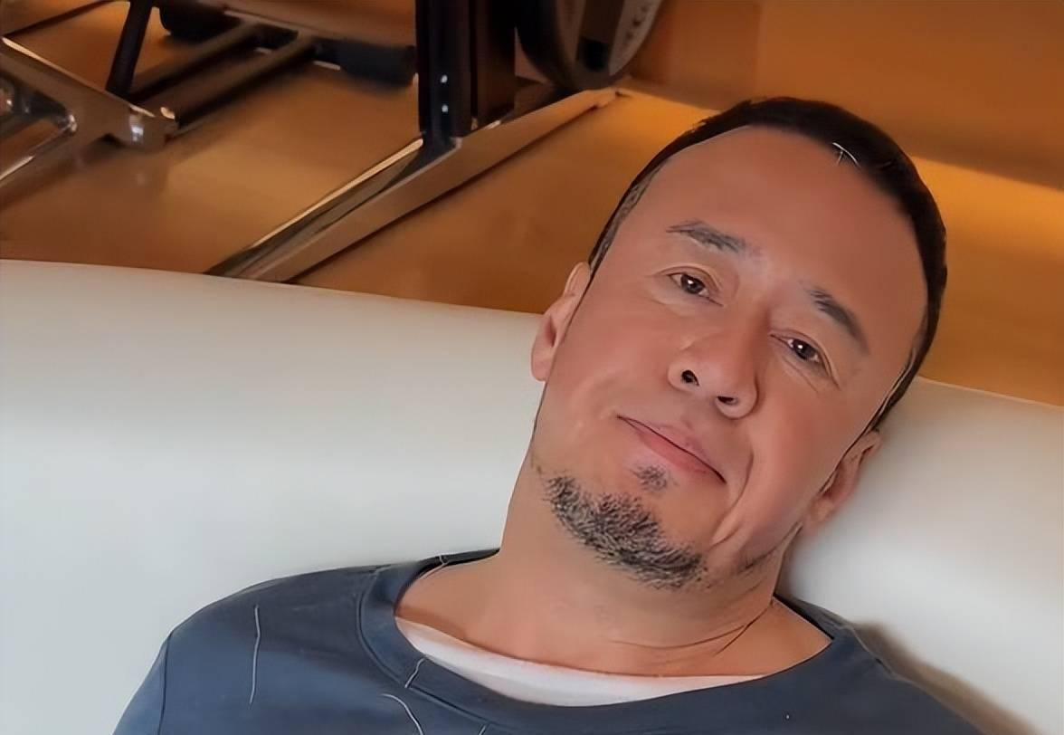 杨坤解开脸上的绷带,毫发未伤露出无语表情,反向辟谣被群殴致伤_受伤