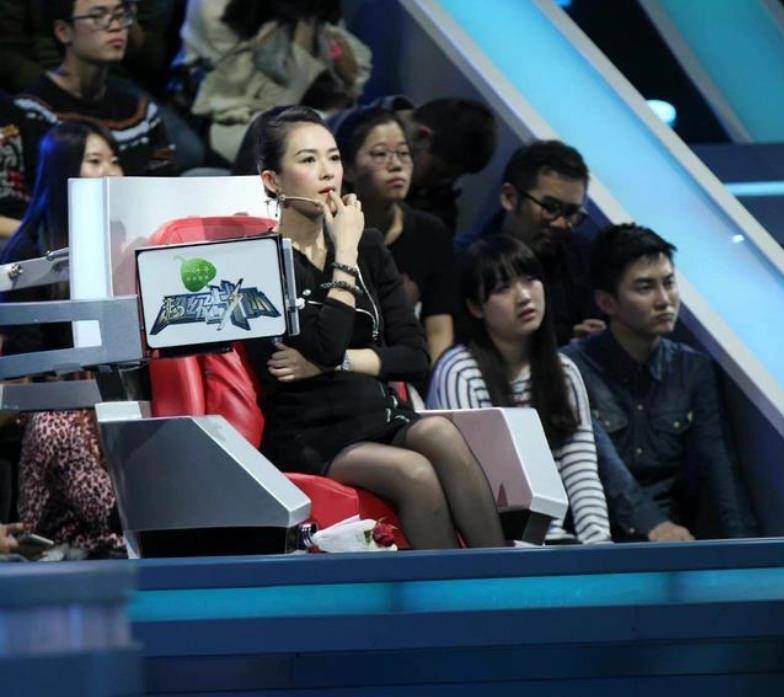 章子怡穿着黑袜子.这样的黑色袜子也描绘出了章子怡迷人的双腿.