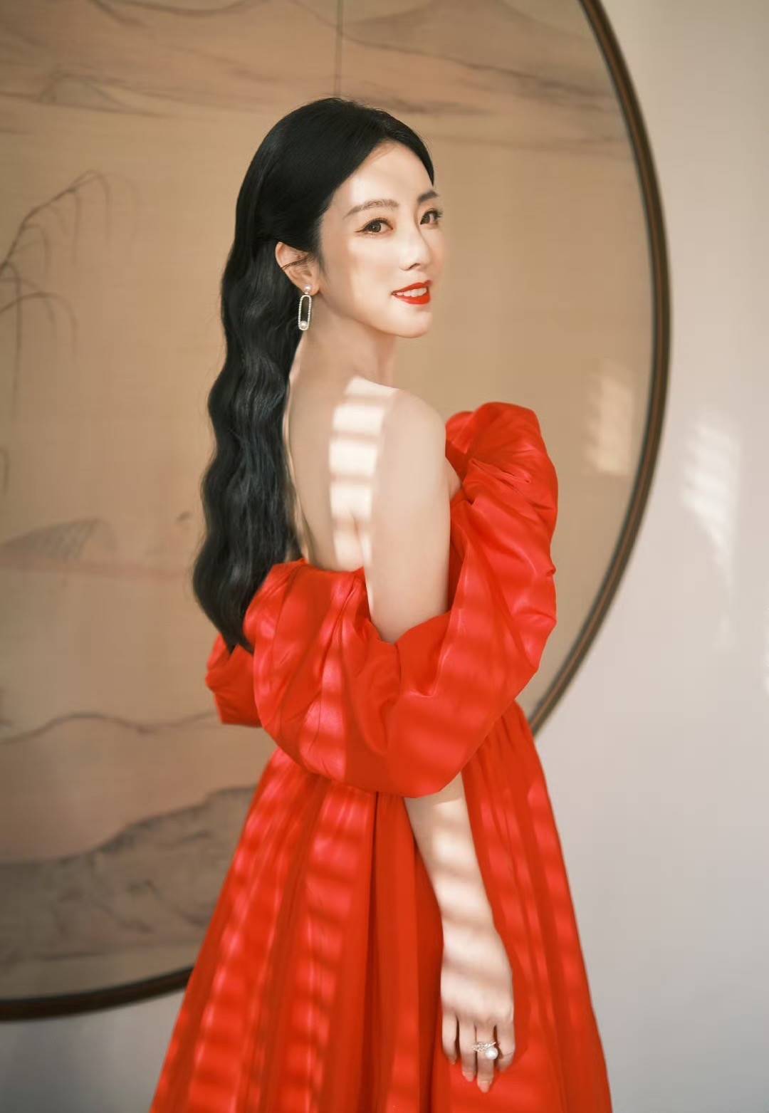 离开央视不到一个月,36岁李思思放飞自我,一袭红裙吊打女主持_造型