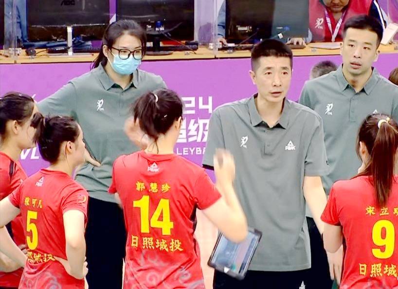 从照片可以看到,山东女排的教练团队中,杨方旭戴着口罩站在主帅安家杰