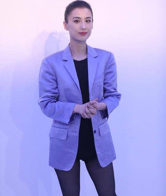 黄圣依终于一反常态,穿黑袜搭配紫色连衣裙,可爱极了!_时尚_衣服_女孩