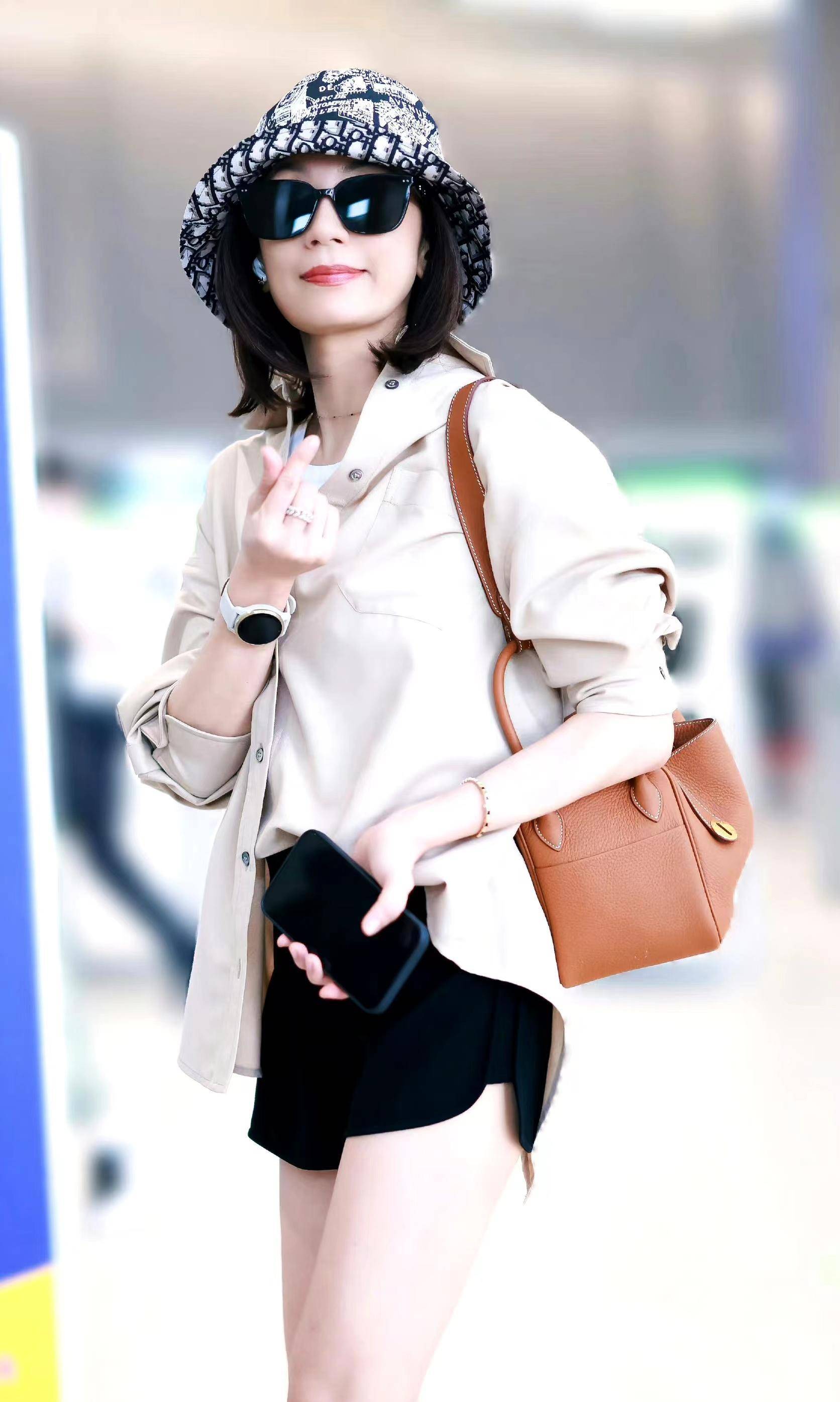 贾静雯现身机场,身穿燕麦色衬衫搭配黑色短裤,时尚又显瘦!