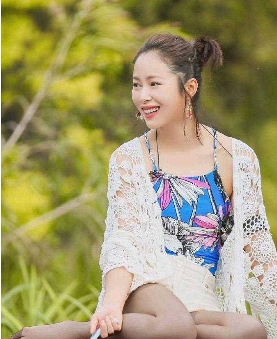 江一燕更加开放了,穿着黑丝袜吊带大秀迷人笑容!_时尚_女孩子_气质