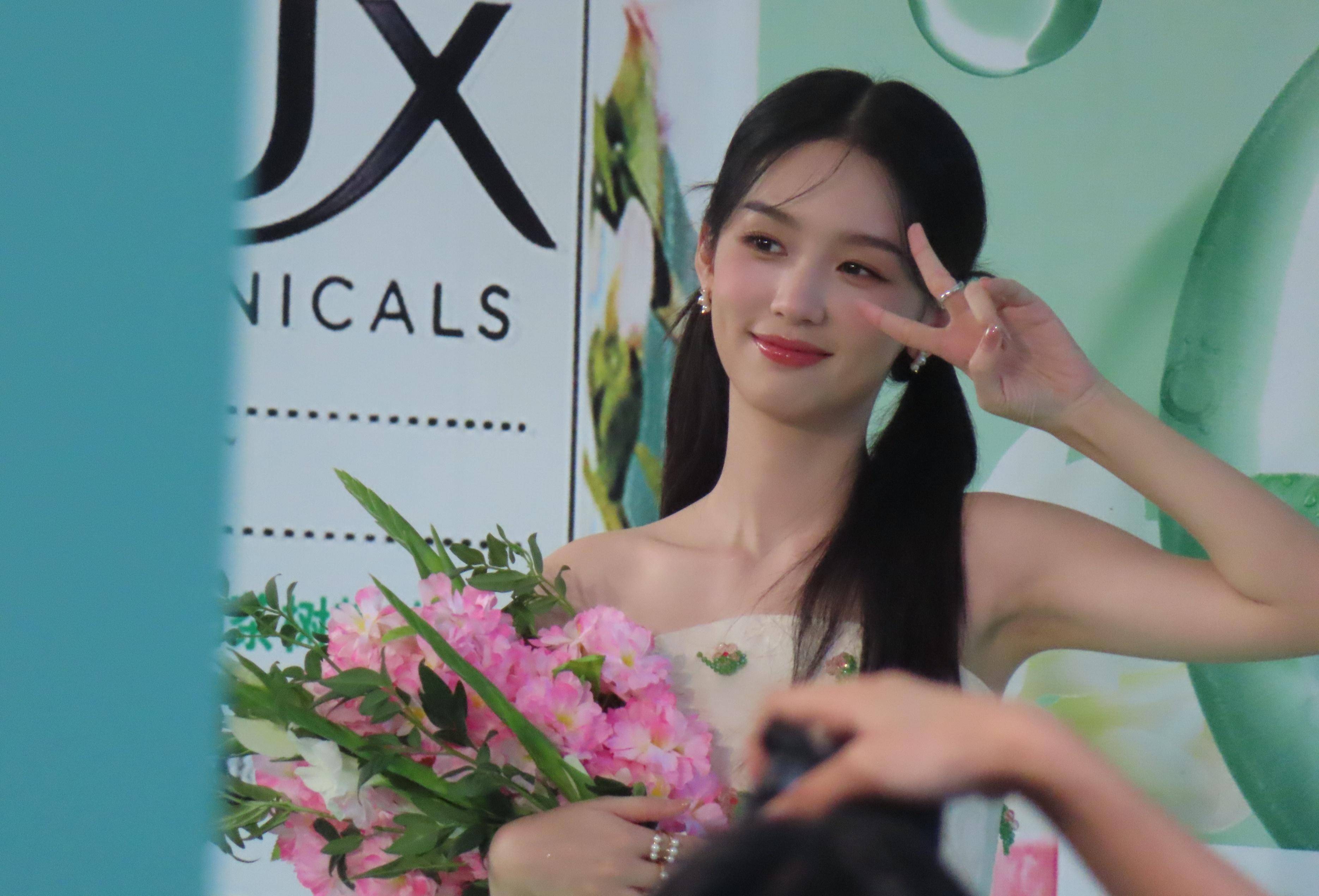 周也出席品牌活动,可爱的蛋糕裙,双马尾,还吹金粉