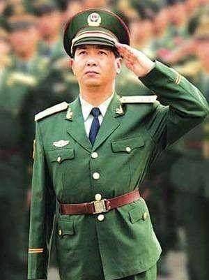现役唯一用左手敬礼的将军,曾壮士断臂,将之别在腰间继续作战_丁晓兵