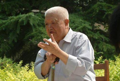 我们今天要介绍的这件文物也是非同小可的,而且也是一把越王勾践剑