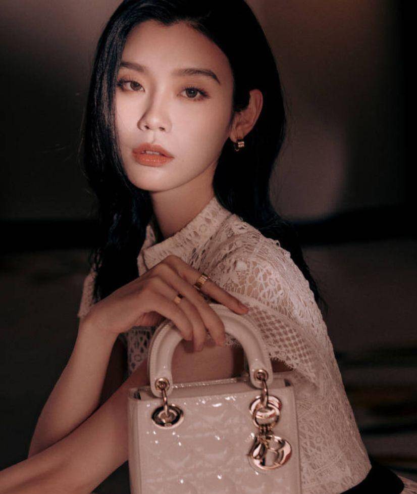 奚梦瑶身穿白色蕾丝连衣裙,精致又轻松,超模风格的现代时尚范儿_驾驭