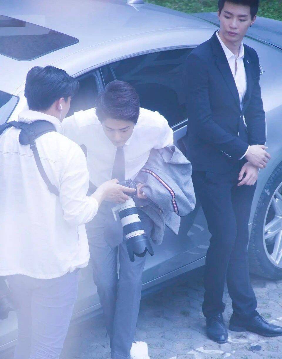 肖战豪车前臭美,把助理手机当成镜子"剔牙",男神包袱碎了一地_王一博