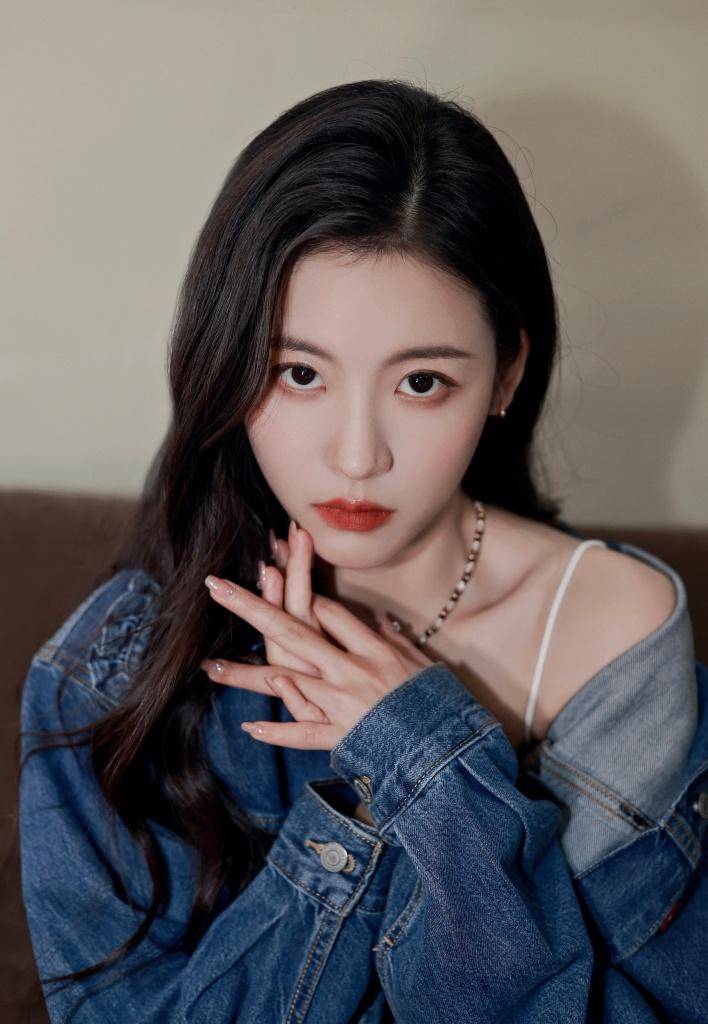 孙芮分享牛仔造型写真, 时尚帅气兼具甜酷十足