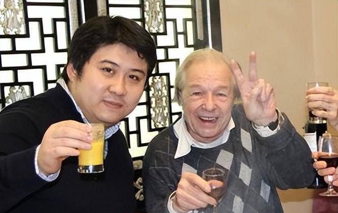 因为一句承诺,中国小伙报答瑞士房东,接回中国赡养6年_汉斯_宋扬_老人