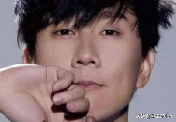 林俊杰的家世也是数一数二的,爷爷是船运公司的董事长,父亲是新加坡