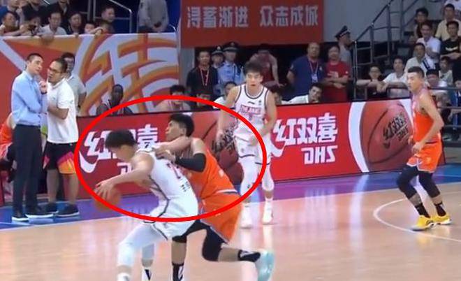 吴前各罚款5万,福建队随队人员李啸停赛2场,罚款5万,朱世龙和黄艺