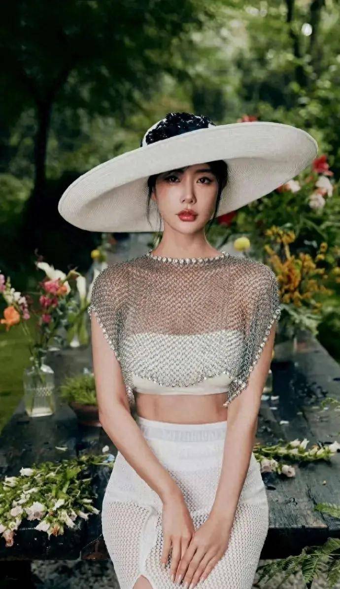 "亚洲第一美女"李成敏名不虚传,镂空半身裙秀曲线让人惊叹_克拉拉