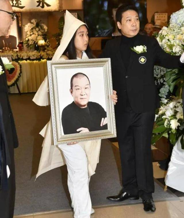孟海葬礼出殡火化:洪金宝钱嘉乐扶灵,女儿捧父亲遗照伤心落泪_朋友