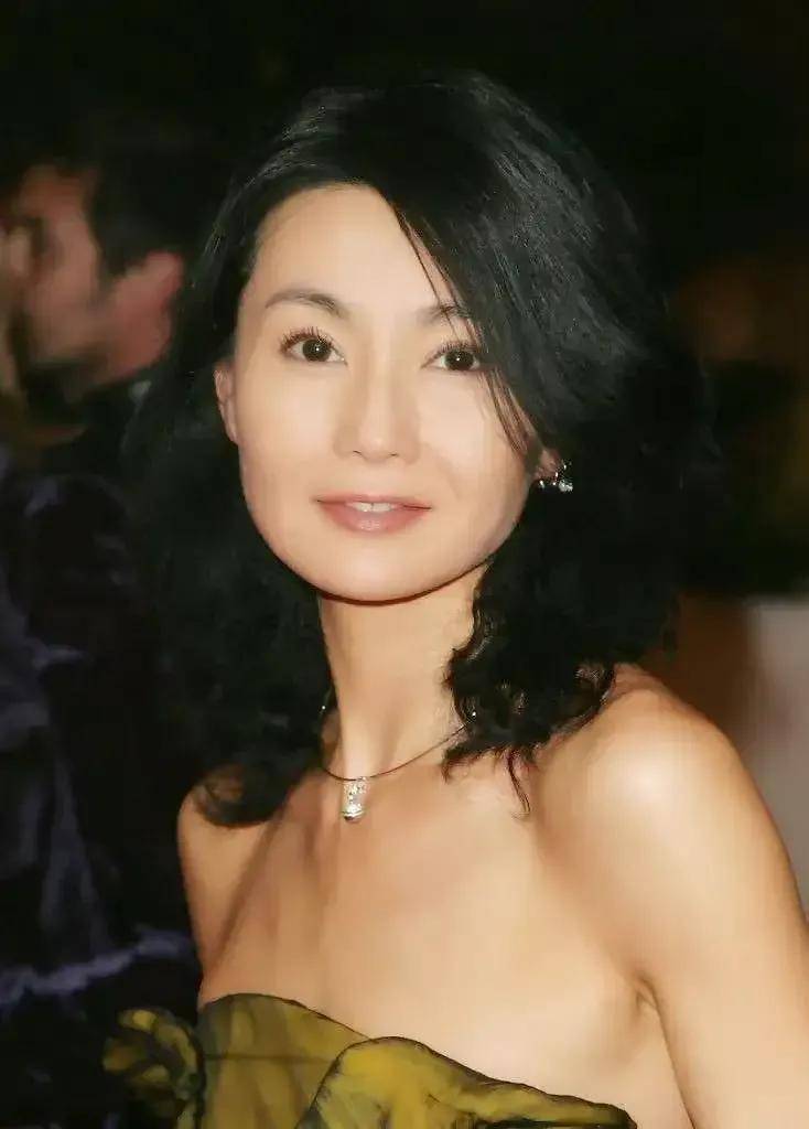 戛纳-华人红毯造型事发(2):巩俐白色披风纱裙,张曼玉墨绿长裙_电影节