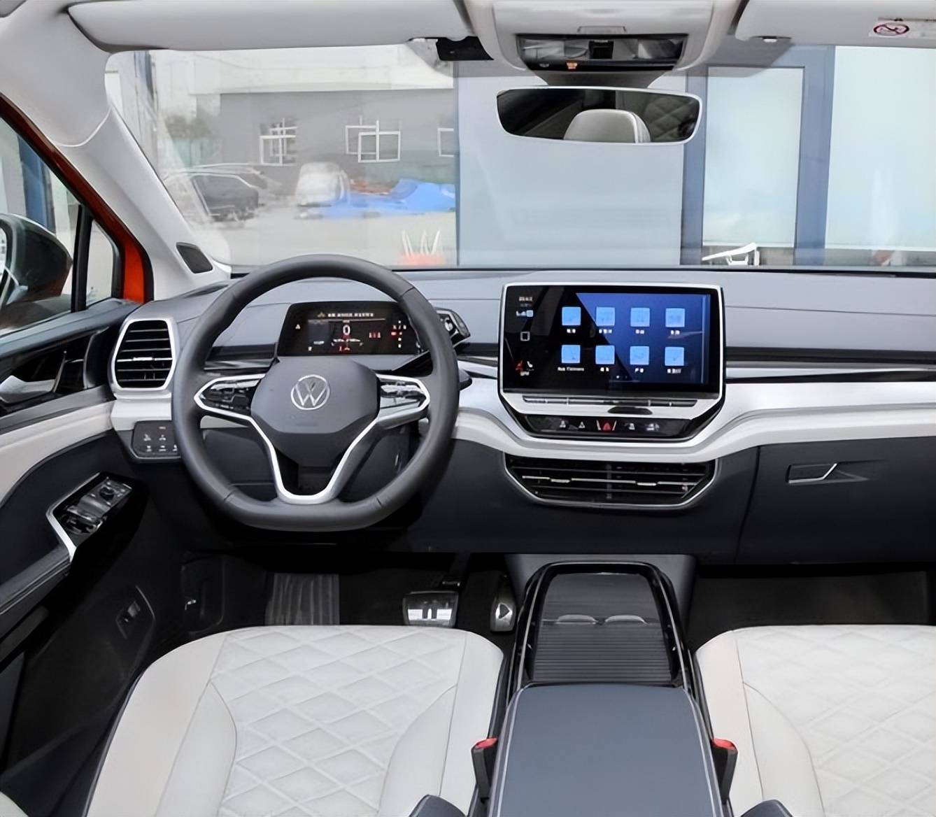 6 crozz车子的内饰没有味道还耐脏,即便就是有水渍,轻轻一擦就可以了