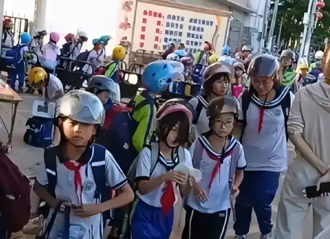 小学生走路上下学也要戴头盔,如此一刀切是谁念歪了经？