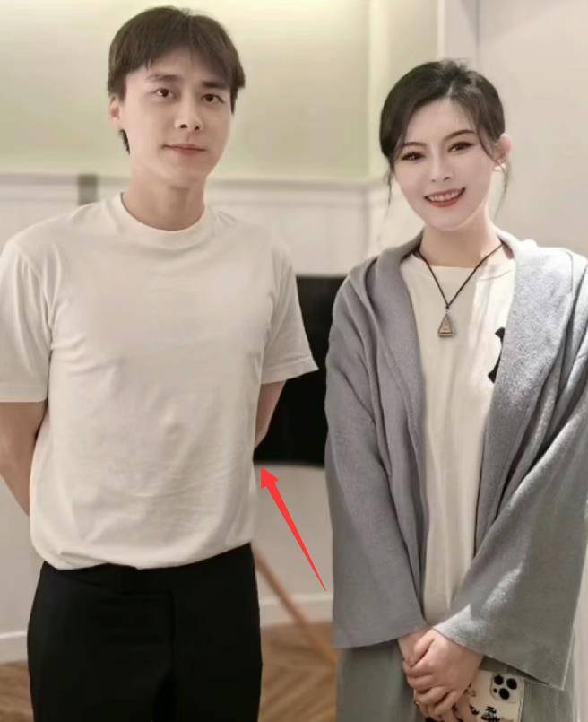 36岁李易峰近况曝光,搂抱美女疑有新恋情,女方高调表白疑官宣_女生