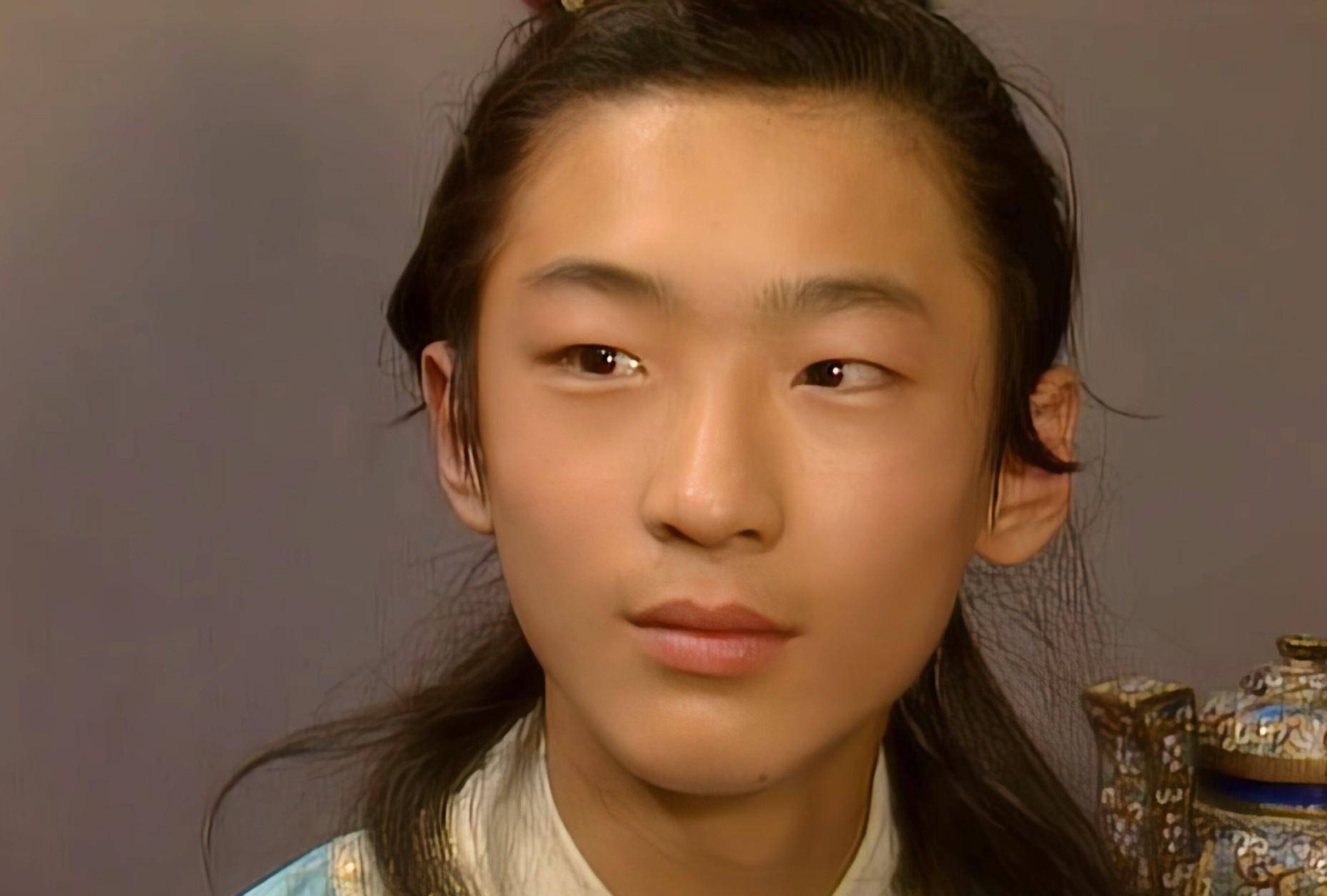 新旧两版《红楼梦》男演员颜值对比,高下立见_vs_于小彤_欧阳奋强