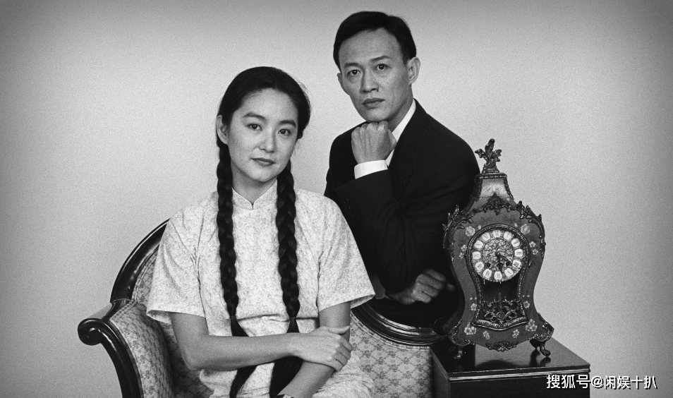 71岁"老戏骨"金士杰现状:白发老态,子女上中学,妻子风韵犹存_表演