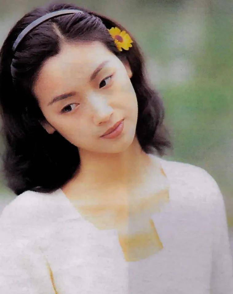 前段时间,吴倩莲被拍到和老公一起去小饭店吃饭,吴倩莲穿着黑色短袖