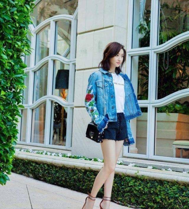"双排"牛仔短裤搭配白色短袖,景甜瞬间变身阳光女孩!_时尚_衣服_网友