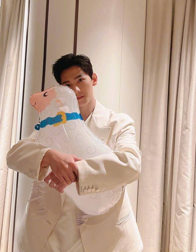 杨洋晒自拍上热搜,素颜状态皮肤好美,戴黑框眼镜像校园里的学长_网友