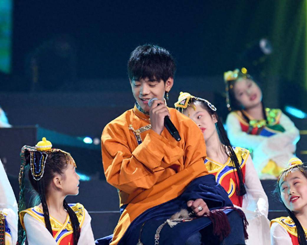 宁静给丁真擦脸,看到这淳朴的手法,像极了被父母强