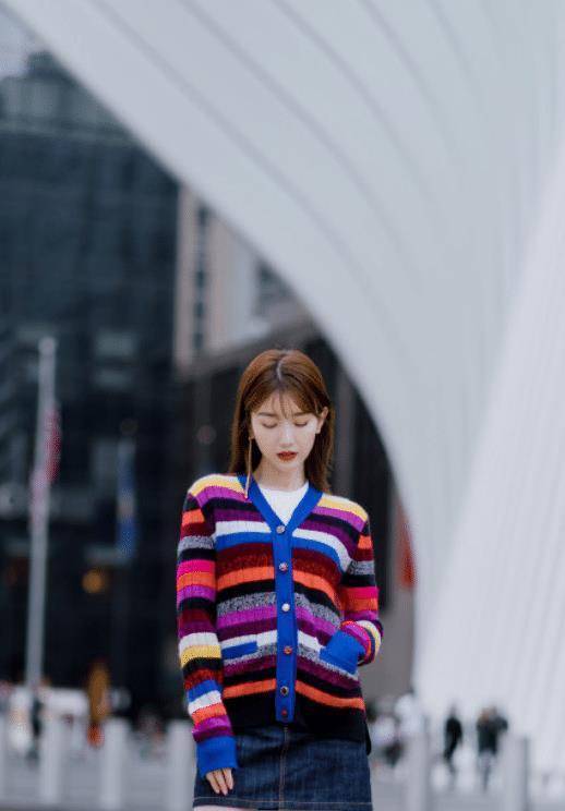 毛晓彤受打击谈三十而立,诠释独立自信,不料这才是关注点_西装_白色