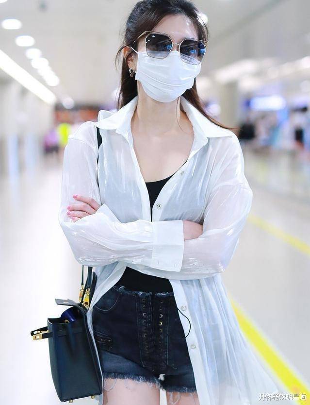 "收不紧"的牛仔短裤搭配白色衬衣,江疏影大秀制服魅力!