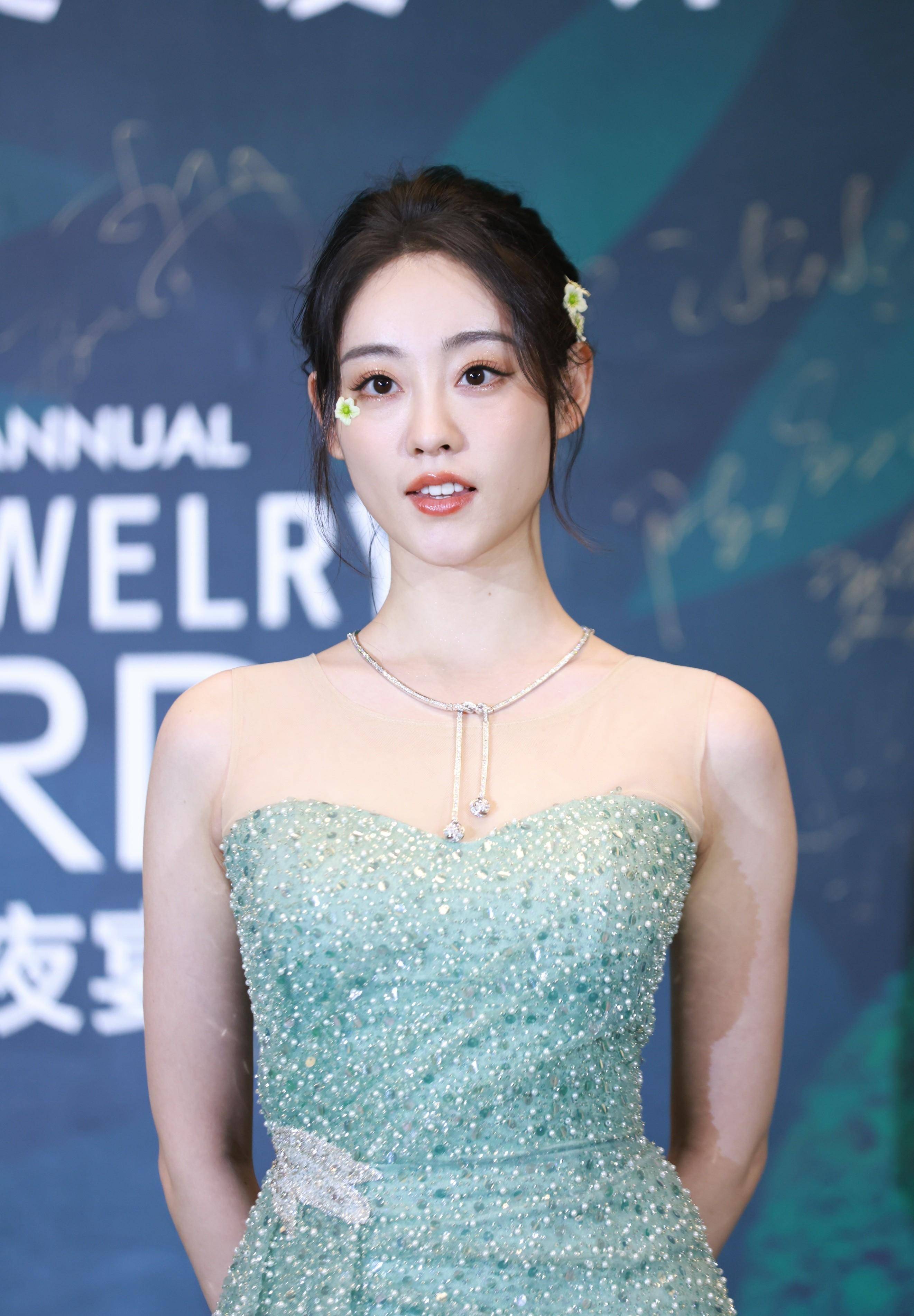 凭借性感与纯洁,祝绪丹在2022年《时尚芭莎》珠宝晚宴上展现了无与伦