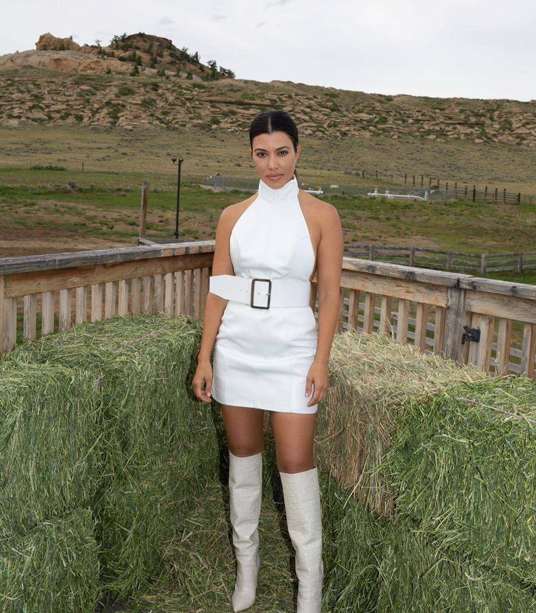 卡戴珊大姐换男友,沙滩边穿男友衬衫,坐水晶球上秀身材_考特尼_时尚