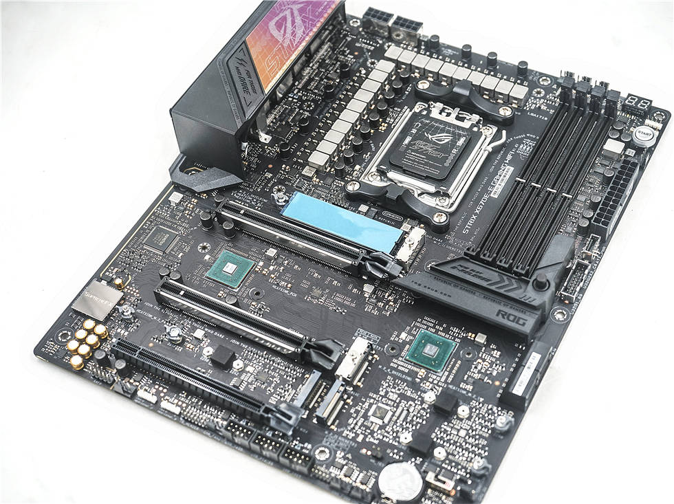 硬派钢铁风海景房——rog x670e-e主板 gt502弹药库无界版机箱装机