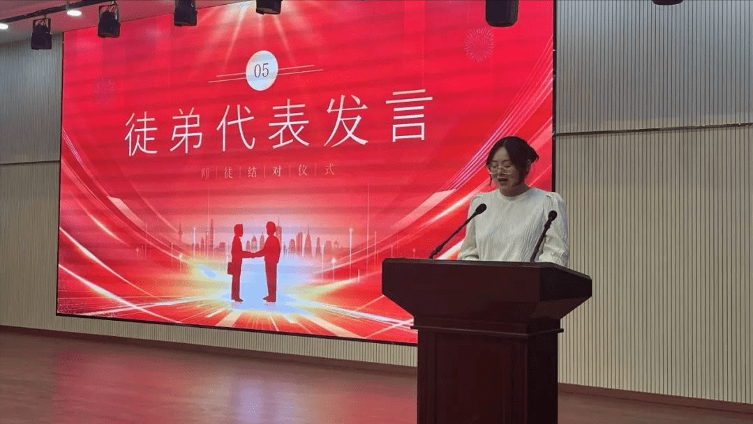 阜阳阜南三小举行2023秋季"青蓝工程"师徒结对仪式_秦晶晶_余婧玮