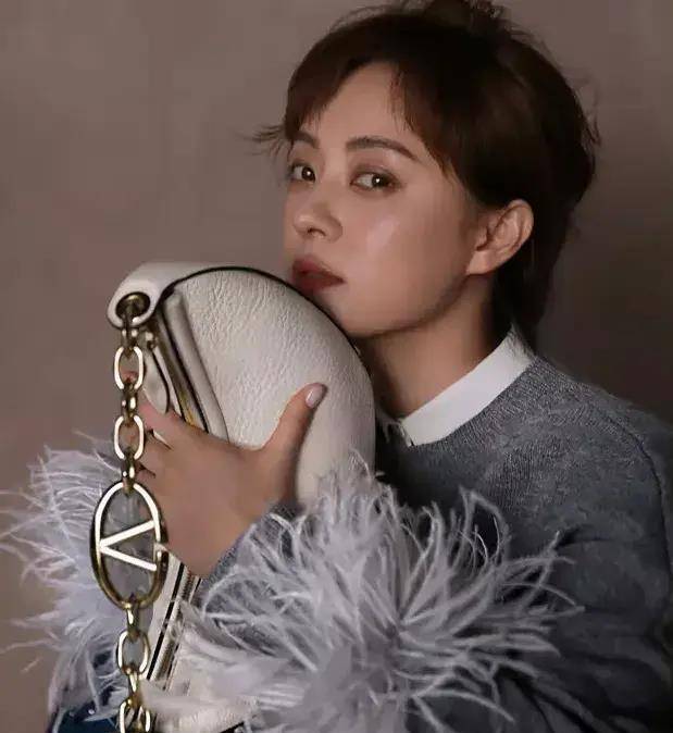 这身打扮展现了孙俪的高贵气质,而且她的眉毛也非常精致,给人一种电影