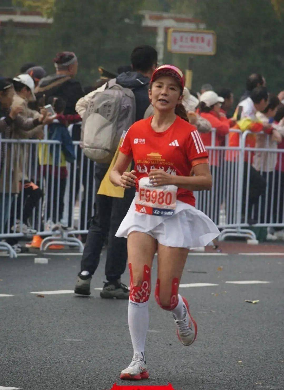 朱迅跑马拉松被拍,50岁素颜蜡黄憔悴,连脸上的皱纹都清清楚楚!