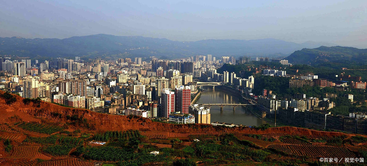 早上,我们可以先去达州市区的凤凰山公园,这里是一个美丽的城市公园