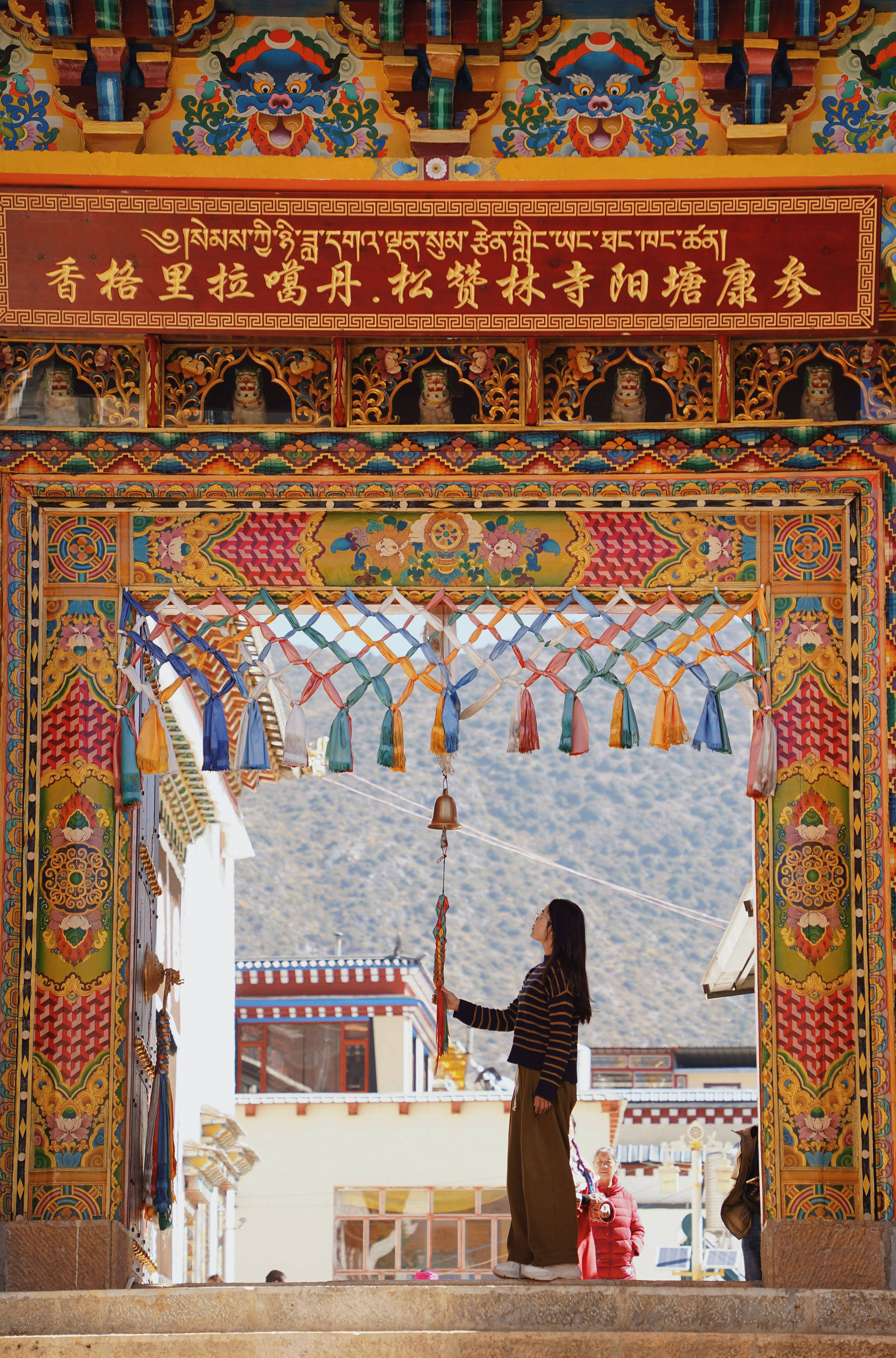 它是云南省最大的藏传佛寺之一,被誉为小布达拉宫,游人如织