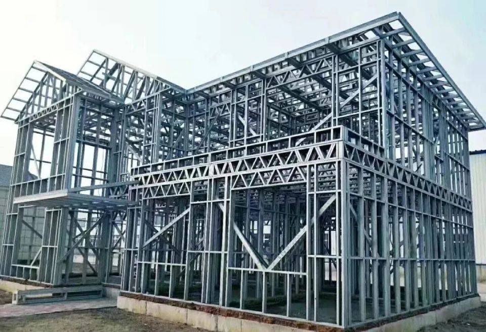 (1)轻钢别墅是钢结构的房屋,在建造过程中,使用的板肋结构,可以将聚集