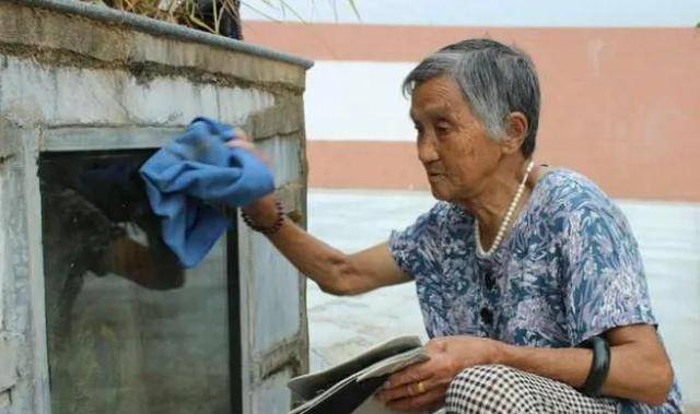 却在25岁卧轨自杀,一件事昭示了海子死因_王波婉_爱情_初恋